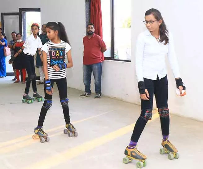 REVERSE SKATING BY MAXIMUM PEOPLE