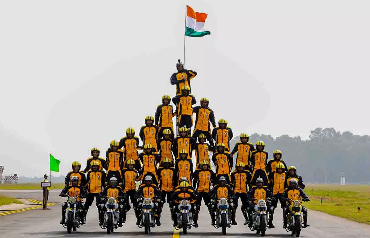 HIGHEST MOVING HUMAN PYRAMID RIDE ON SEVEN MOTORCYCLES