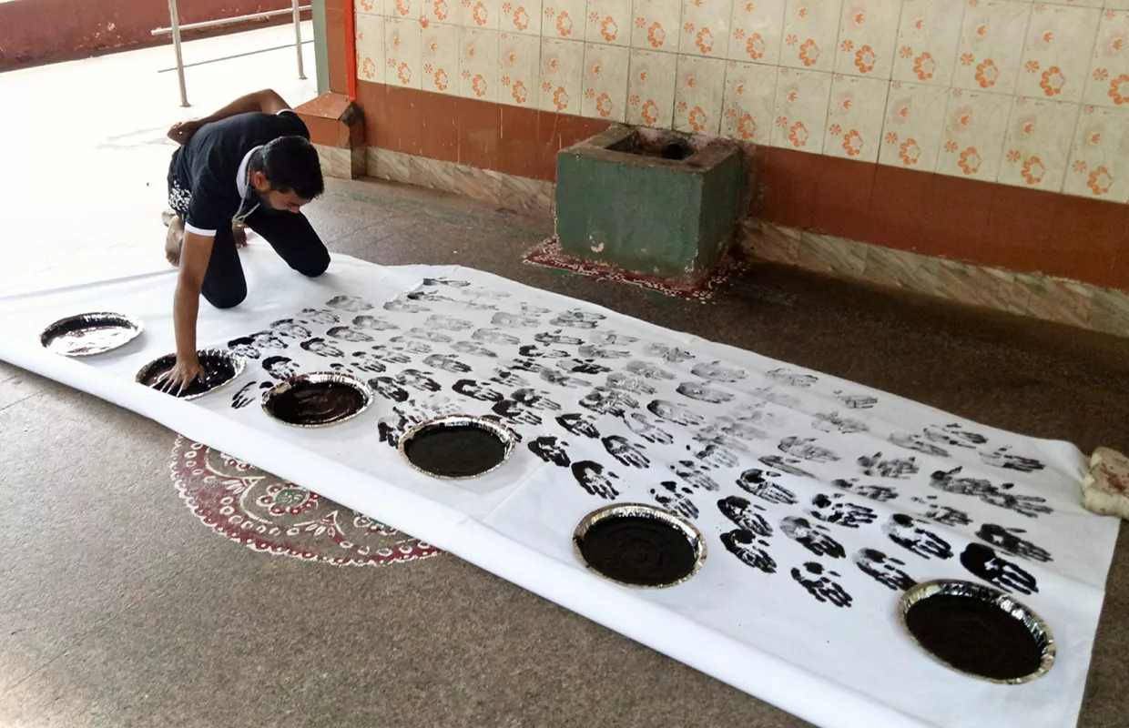 MOST HAND PRINTS PAINTED SINGLE HANDEDLY IN ONE MINUTE