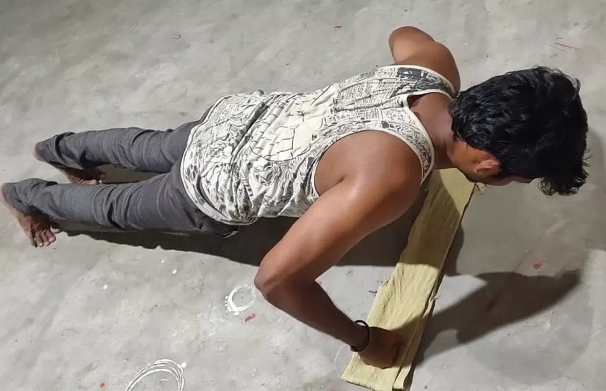MOST KNUCKLE PUSH-UPS IN 30 SECONDS (BROKEN)