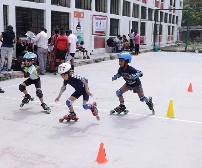 MAXIMUM PEOPLE ROLLER SKATING