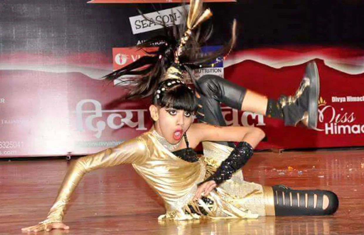 AMAZING DANCER AND YOGA ARTIST