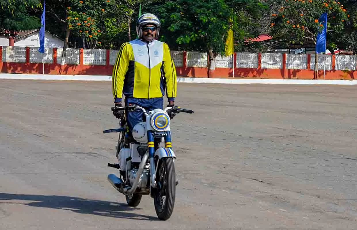 LONGEST KNEE RIDE ON MOTORCYCLE