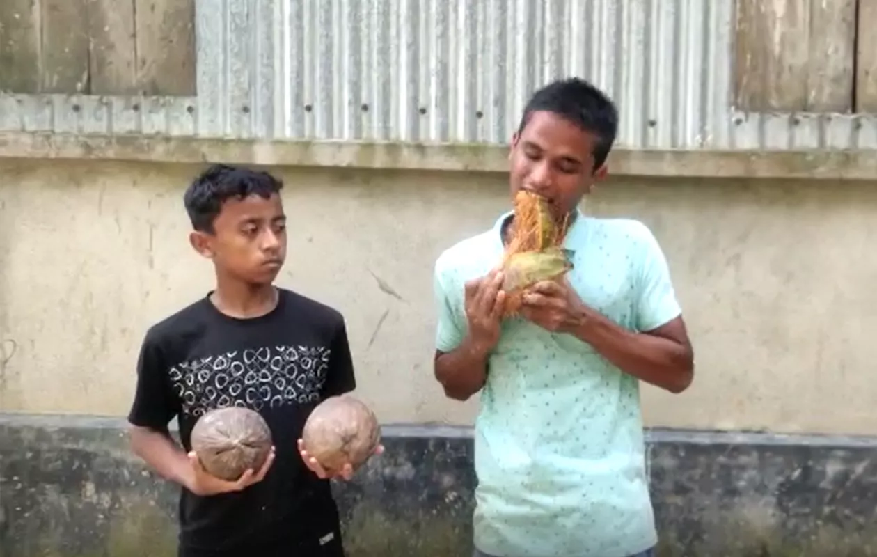 FASTEST PEELING OF COCONUT SKIN WITH TEETH
