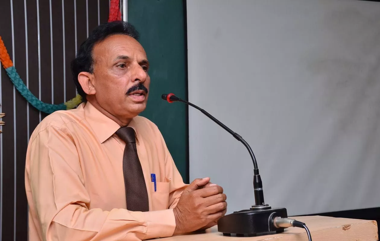 MAXIMUM EXTENSION LECTURES ON ECONOMICS