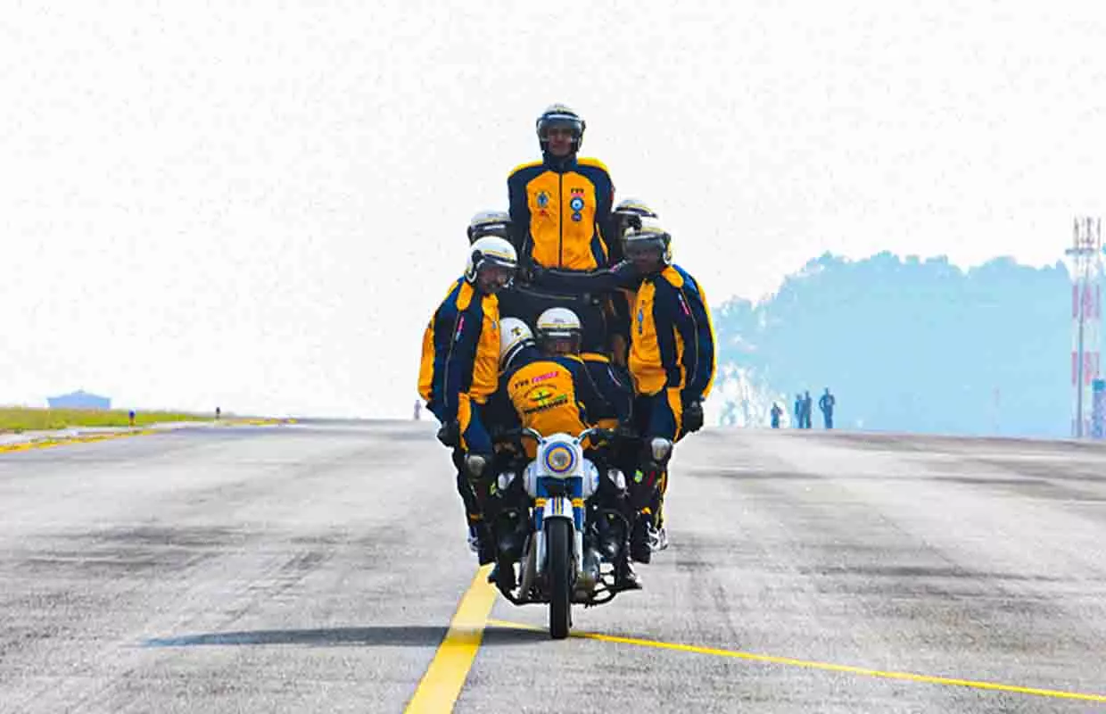 FASTEST HUMAN PYRAMID RIDE ON ONE MOTORCYCLE