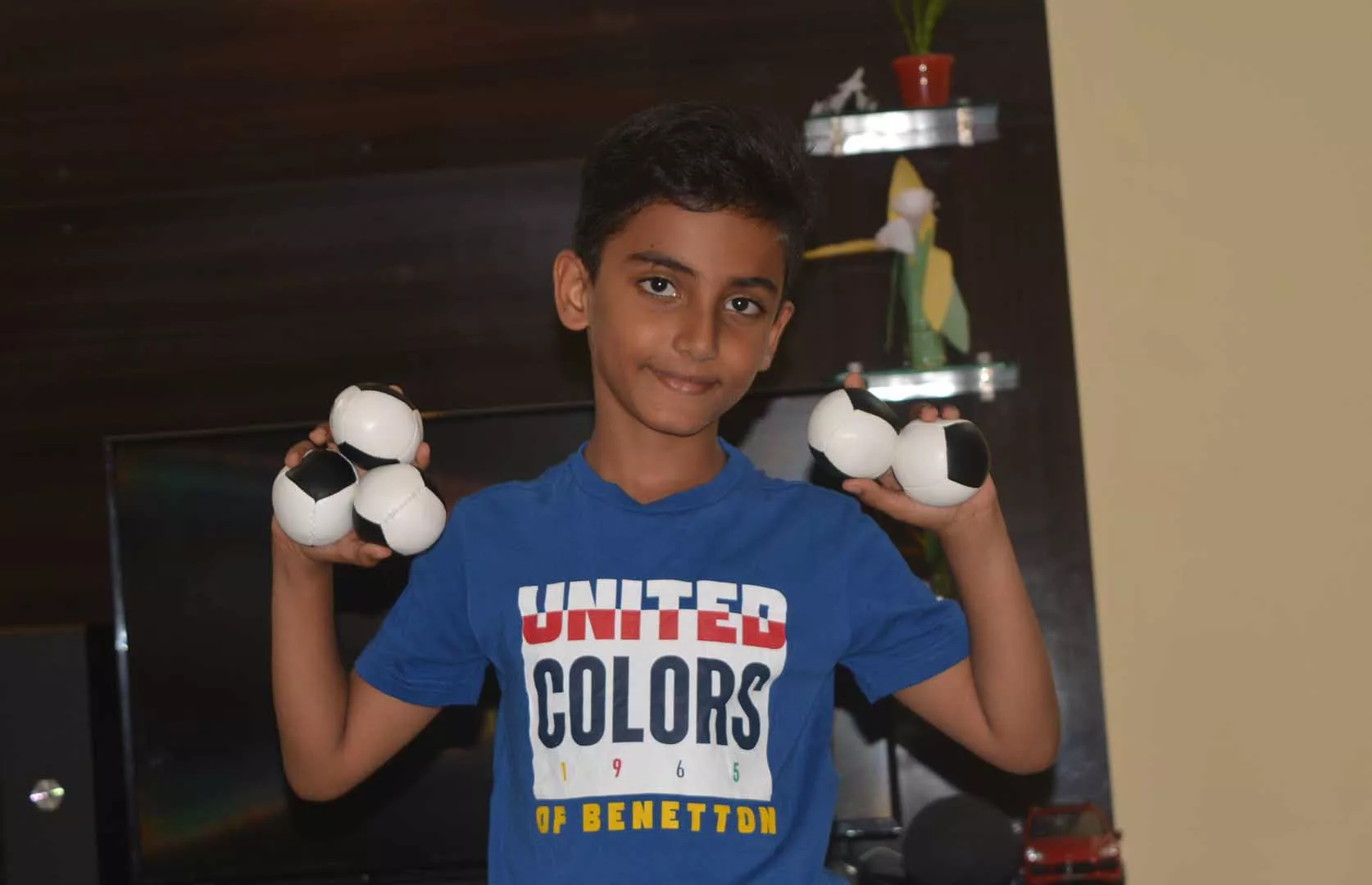 LONGEST TIME TO JUGGLE 5 BALLS (KID)